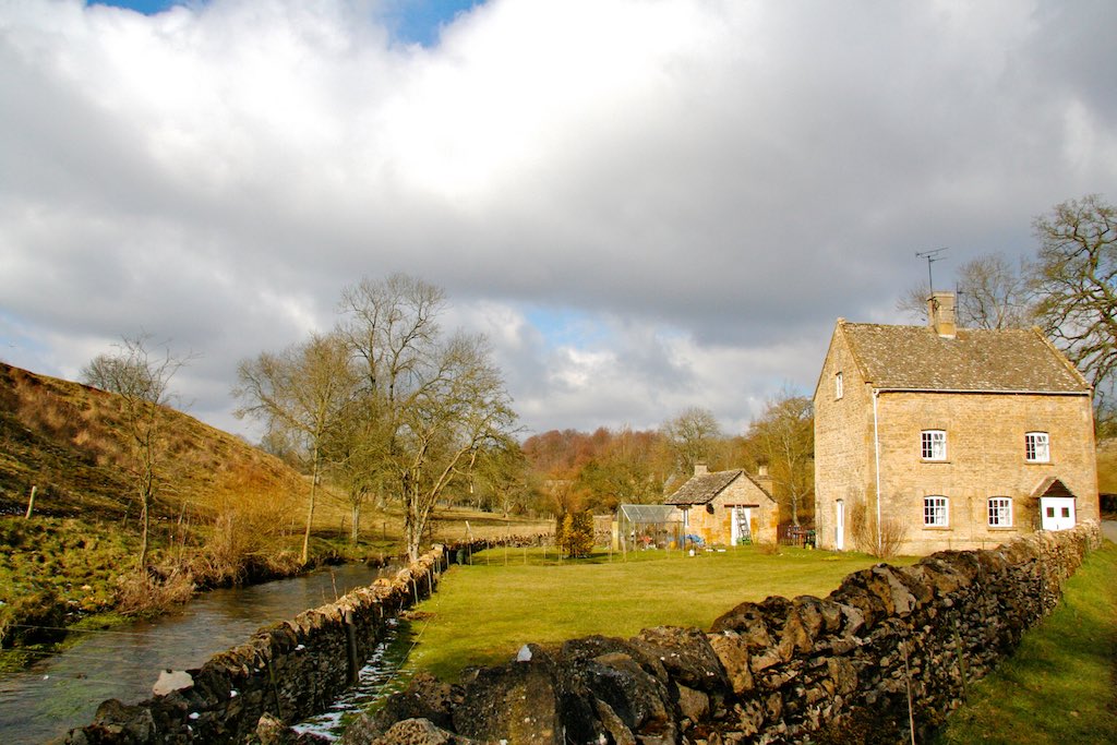Idyllic streams and farmhouses make up the beatifull scenery in the Cotswolds